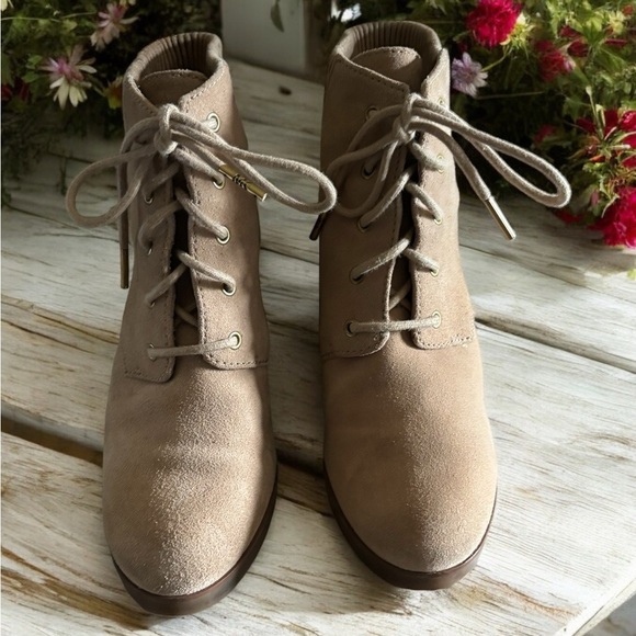 Michael Kors Carrigan Wedge Suede Ankle Boot Tan Size 6.5. - Picture 5 of 12